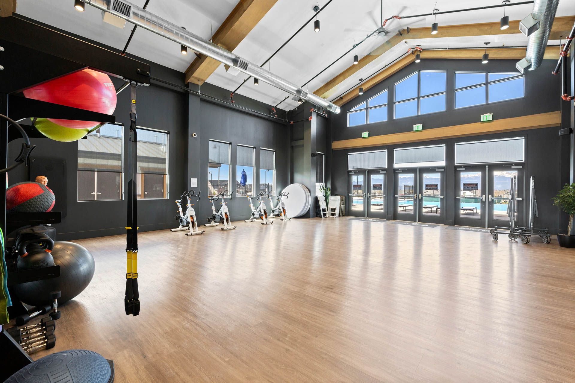 The Retreat boasts an exclusive 10,000 sq. ft. clubhouse with a state-of-the-art fitness facilities.