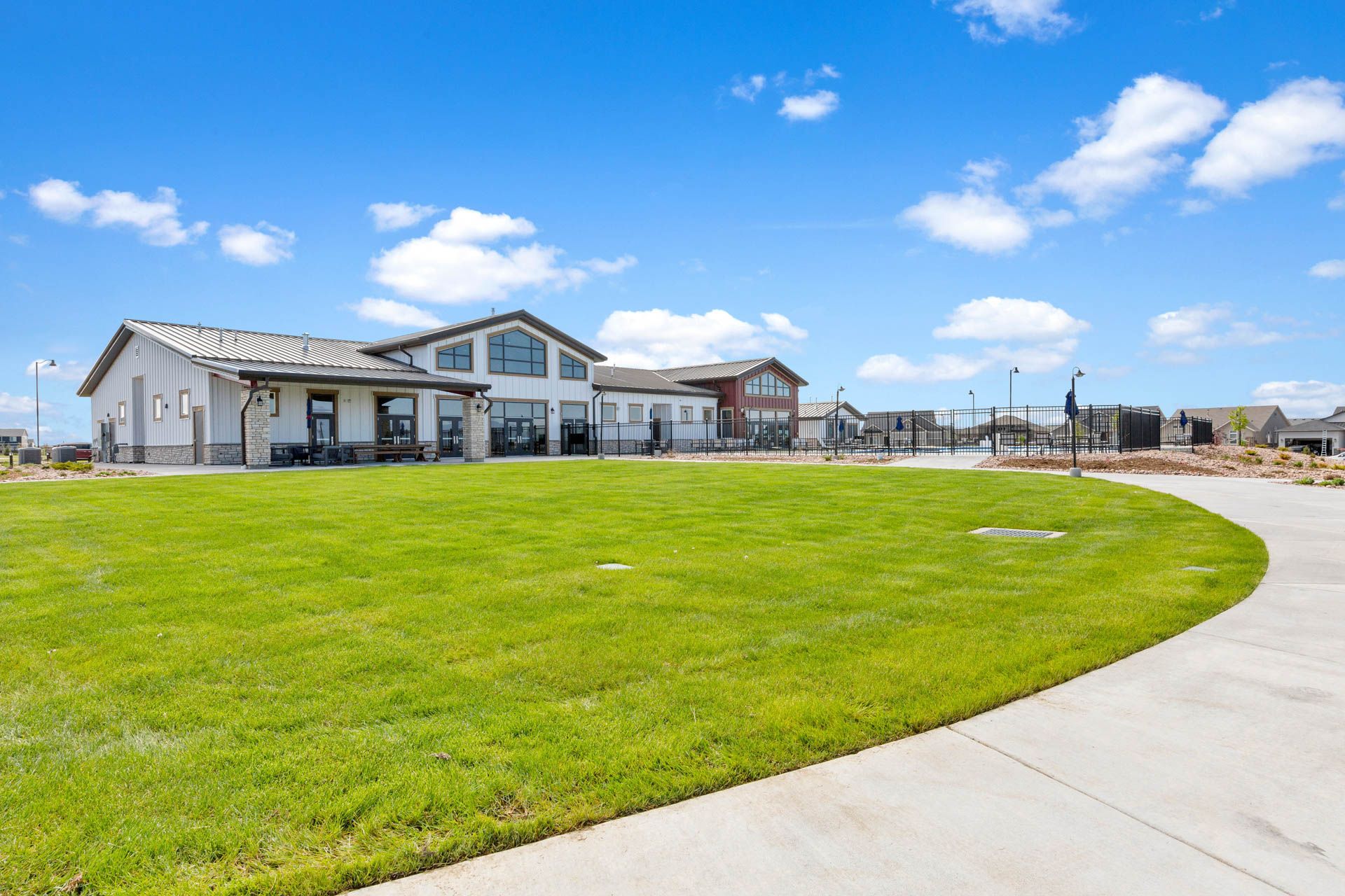 The Retreat boasts an exclusive 10,000 sq. ft. clubhouse with a state-of-the-art fitness facilities.