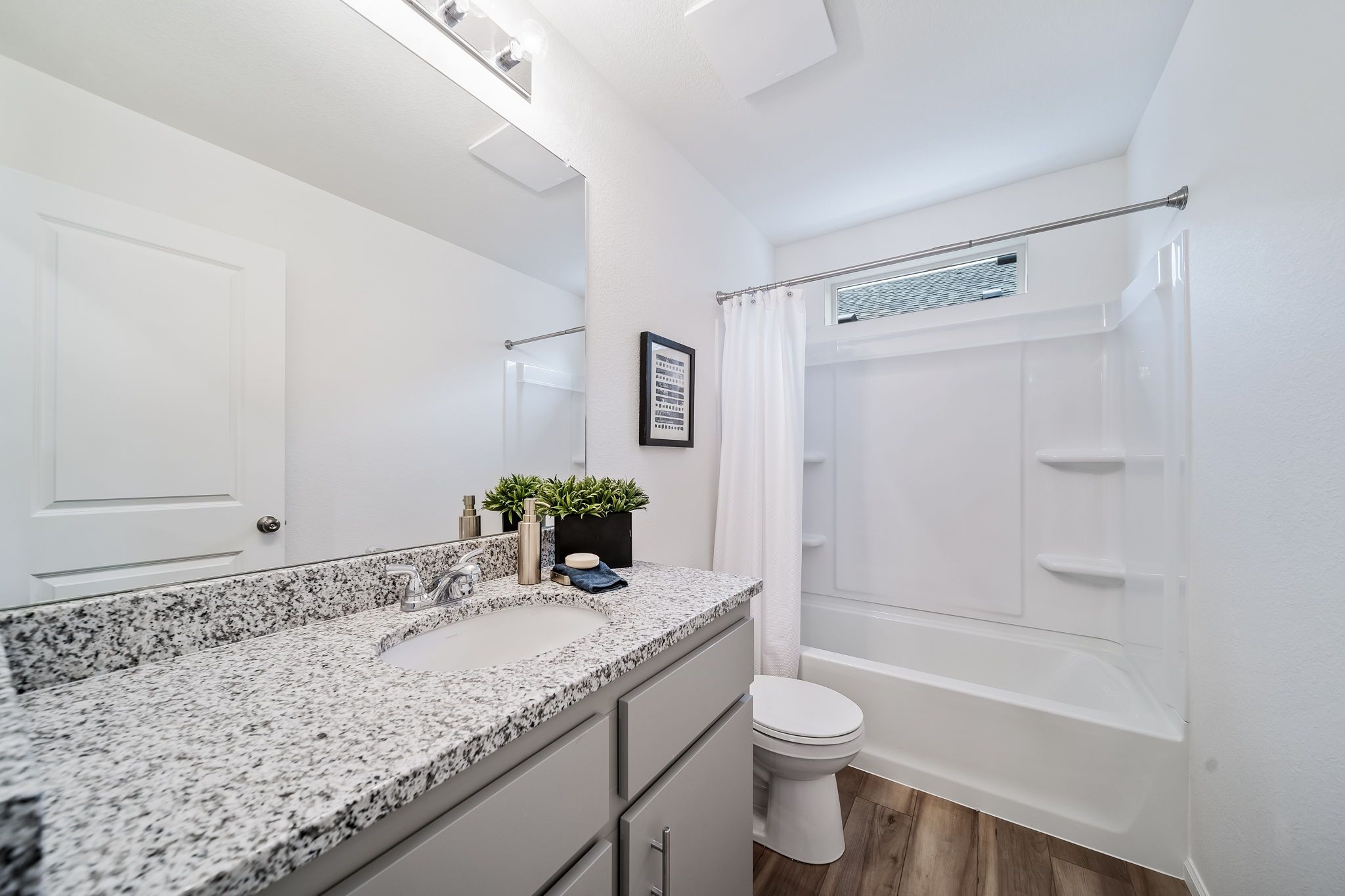 Rand guest bathroom