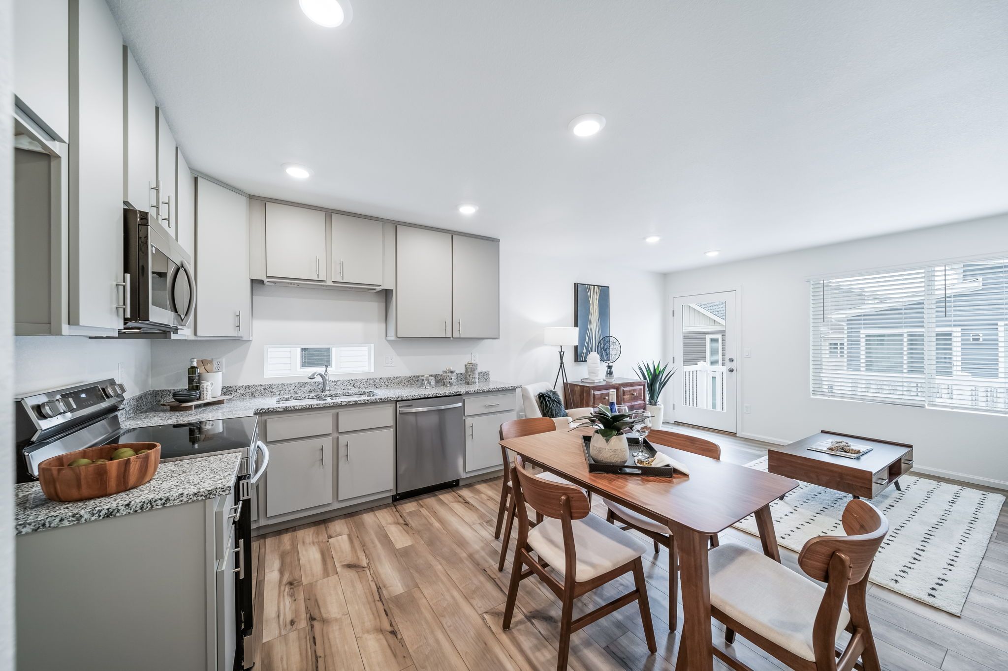 Rand dining area into kitchen