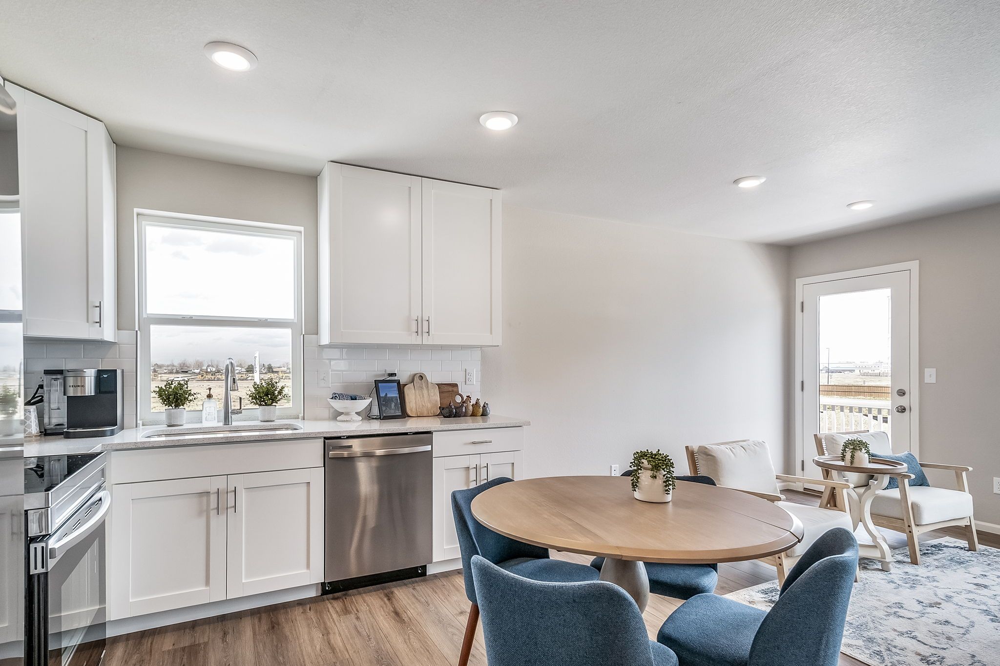 Rand kitchen, dining area