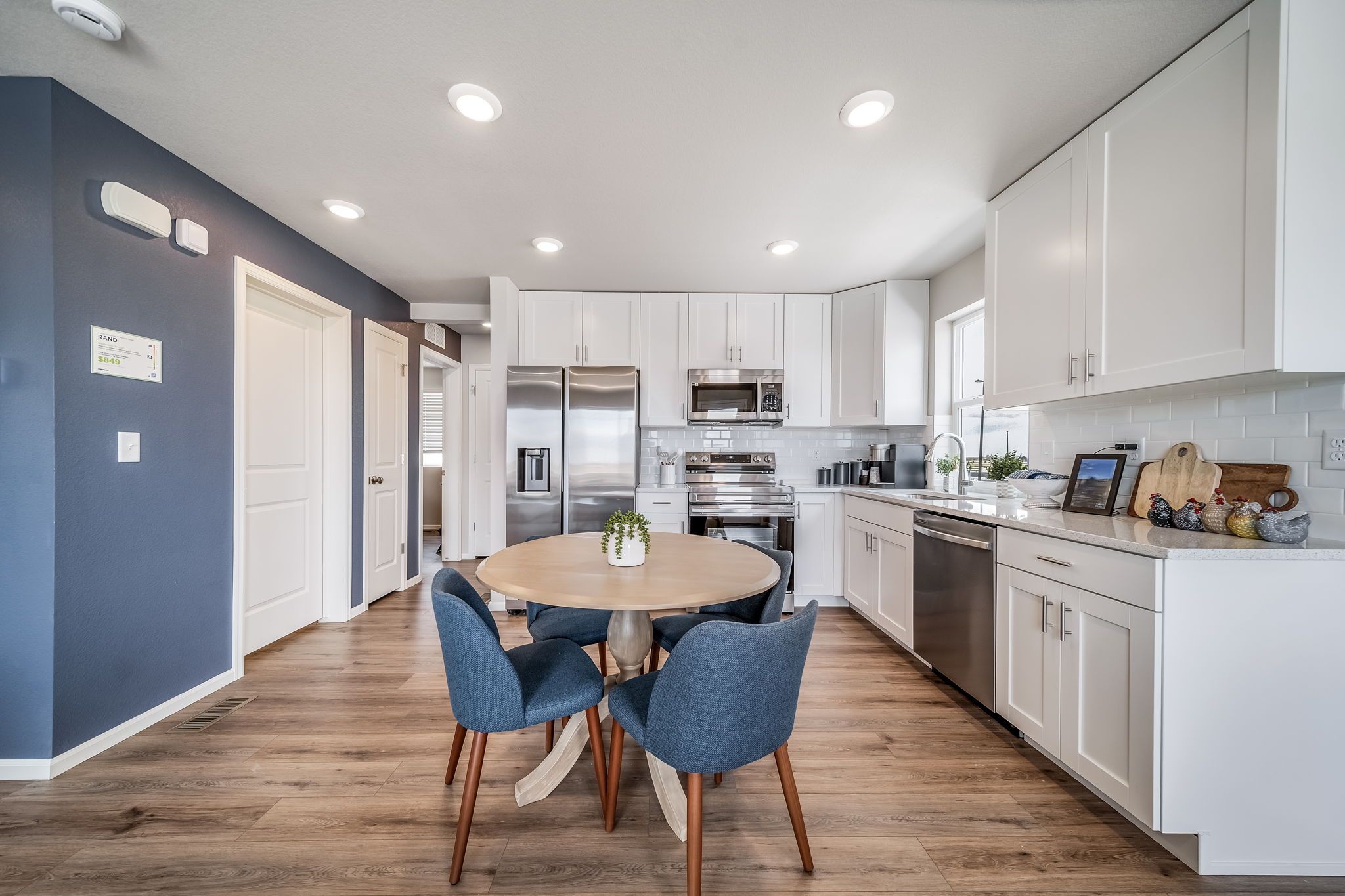 Rand kitchen, dining area