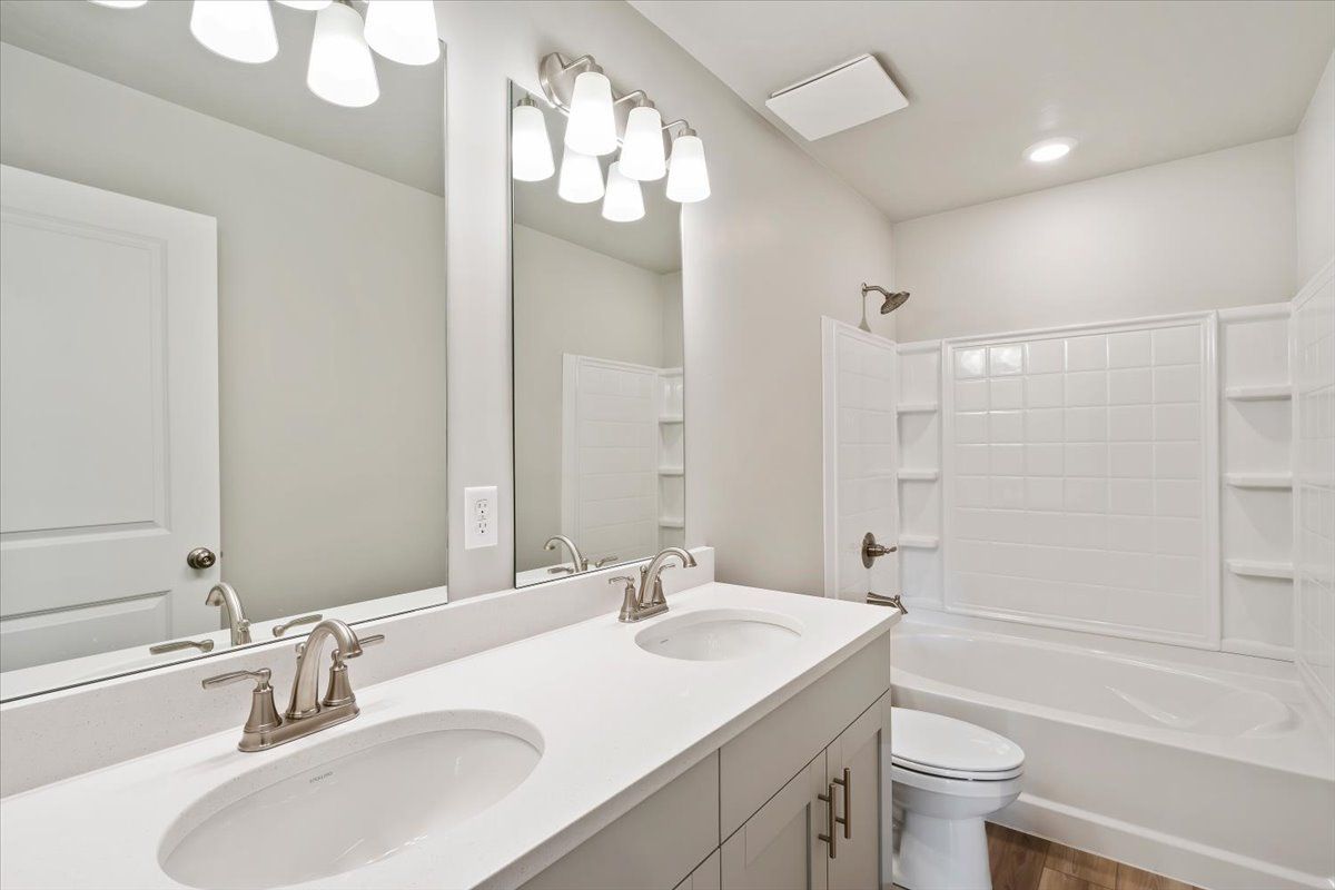 A view of the secondary bathroom