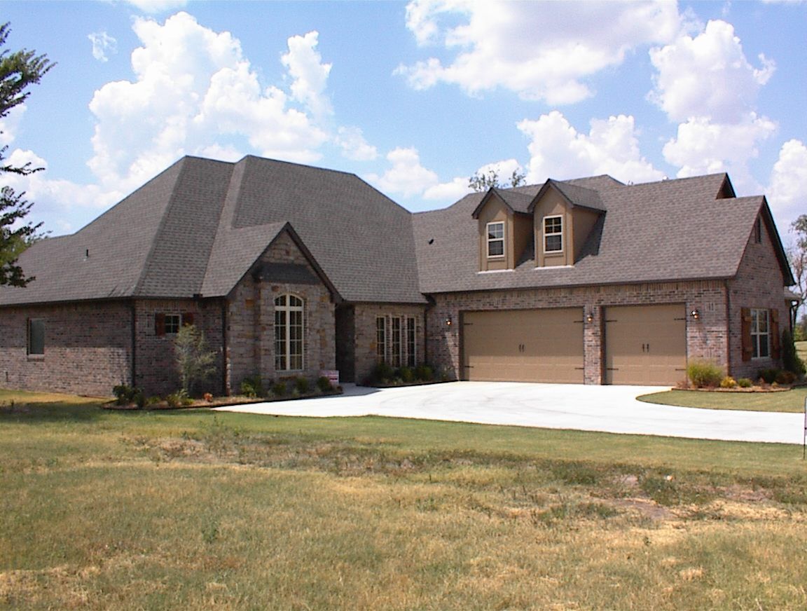 casa en Owasso Custom Homes por Owasso Custom Homes