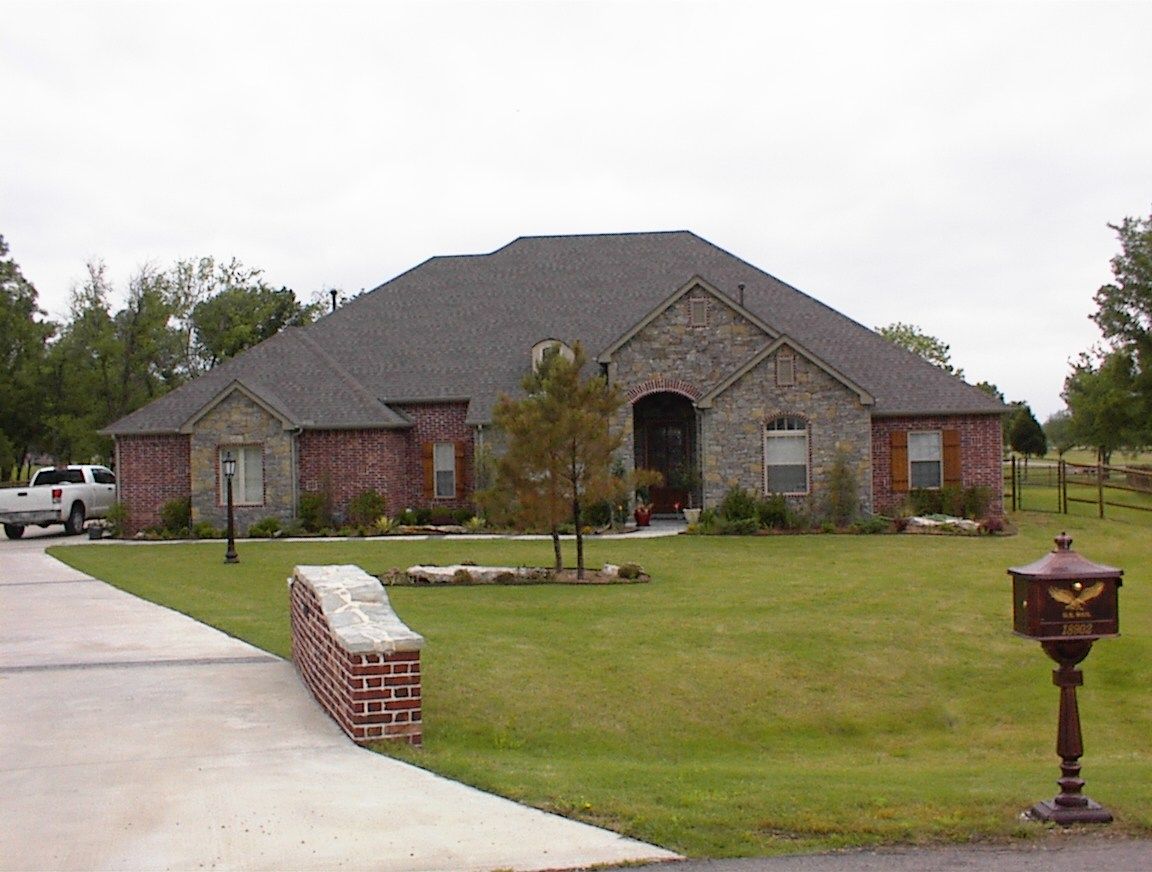 casa en Owasso Custom Homes por Owasso Custom Homes