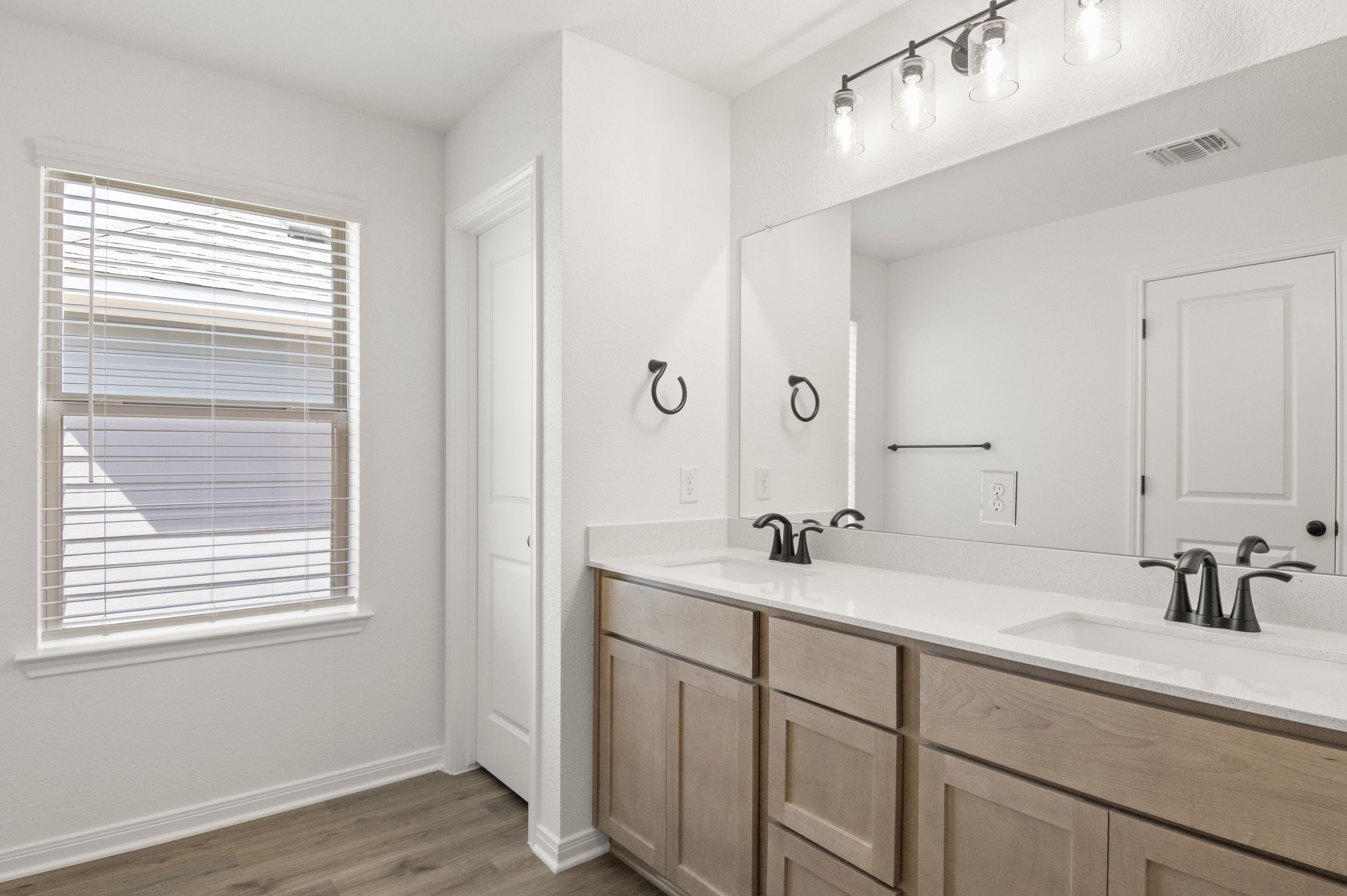 28_UpstairsPrimaryBathroom