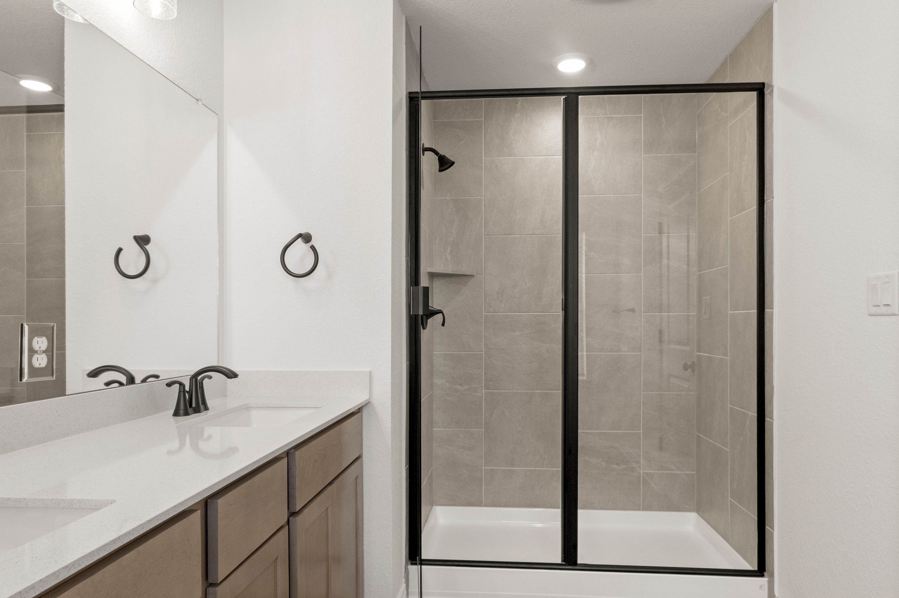 29_UpstairsPrimaryBathroom3