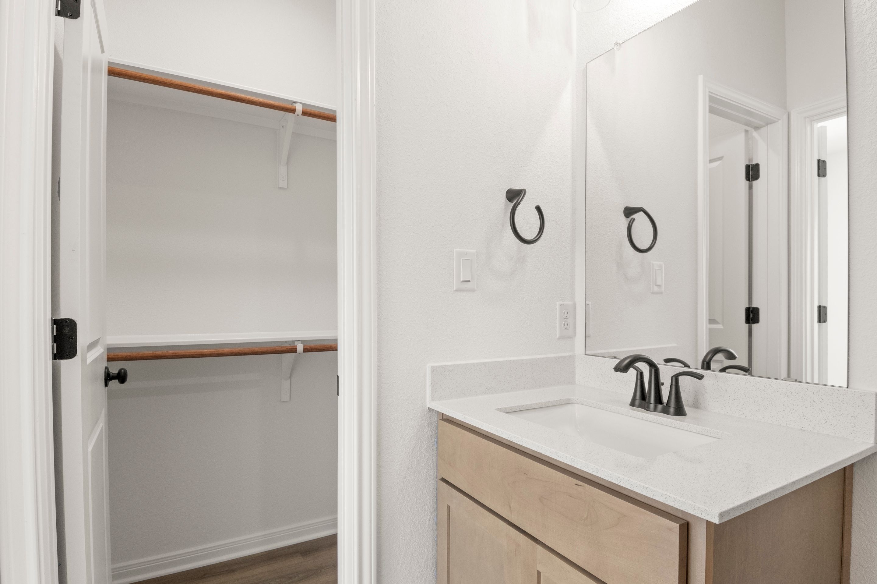 19_PrimaryBathroom2