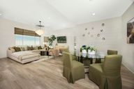 Pacific Daisy por Pacific Communities en Los Angeles California