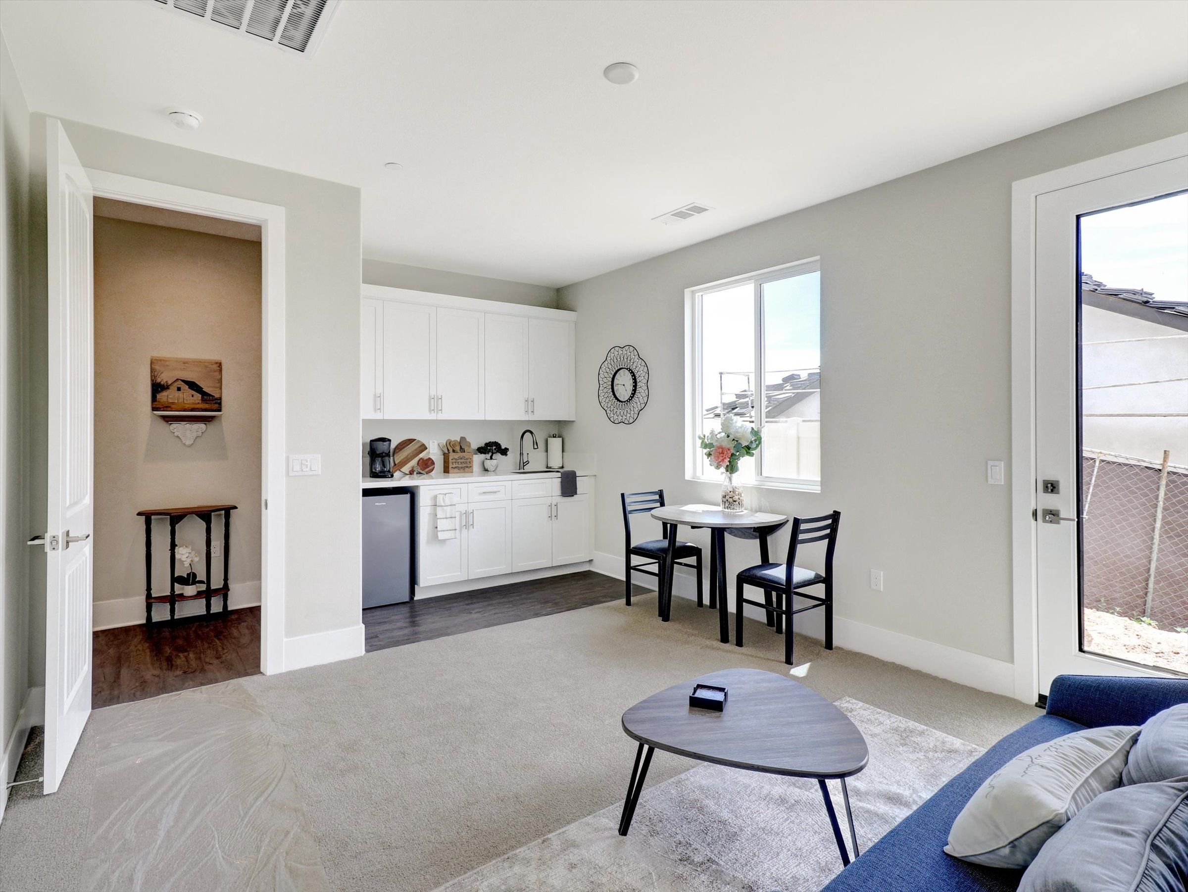 Private Living Kitchennette