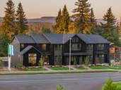 The Nines at Camas Meadows Townhomes por Pacific Lifestyle Homes en Portland-Vancouver Washington