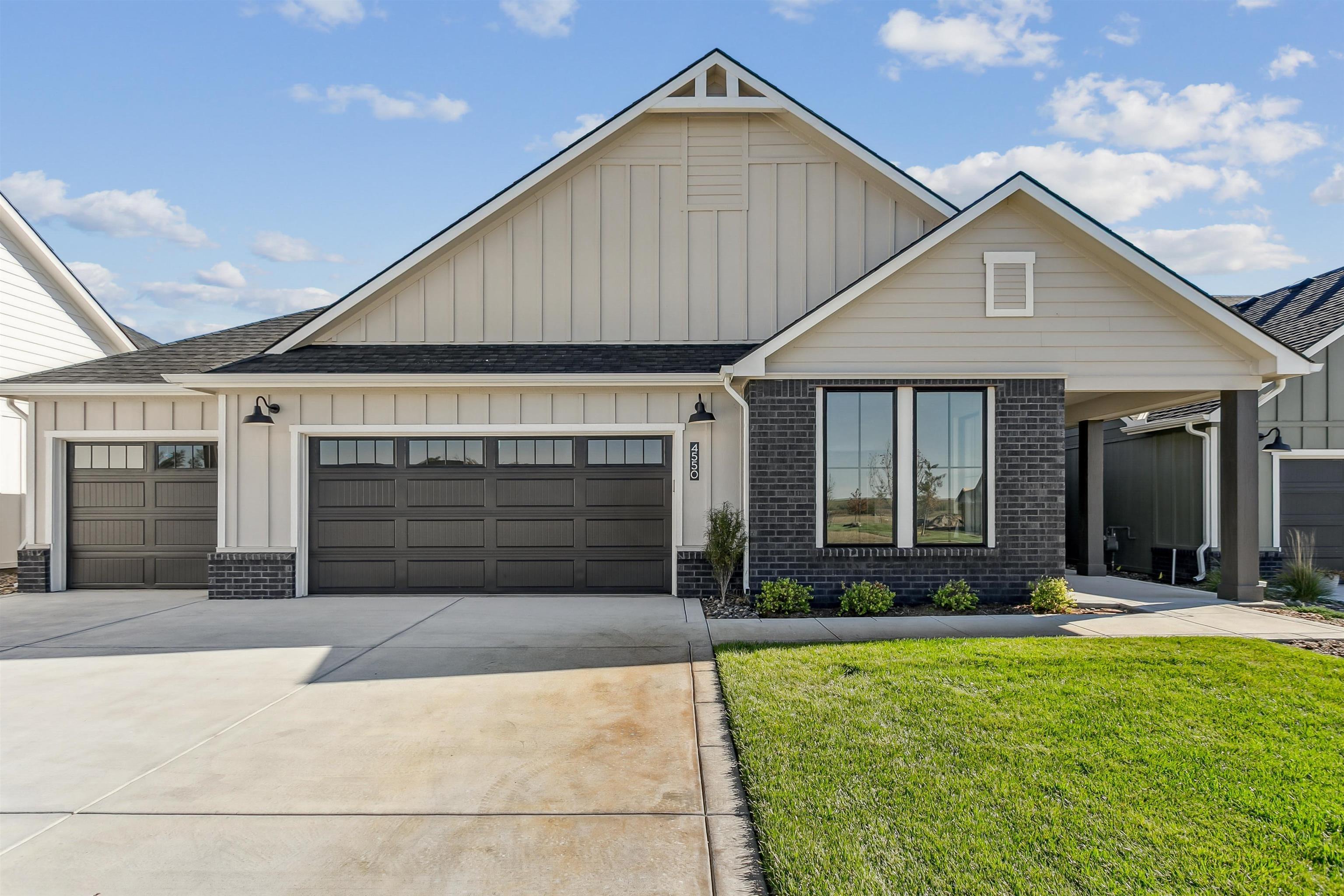 The Courtyards at The Moorings por Perfection Builders en Wichita Kansas