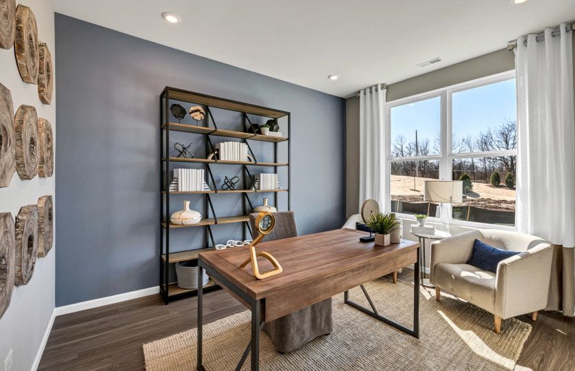 Flex Room, Adjacent to Foyer