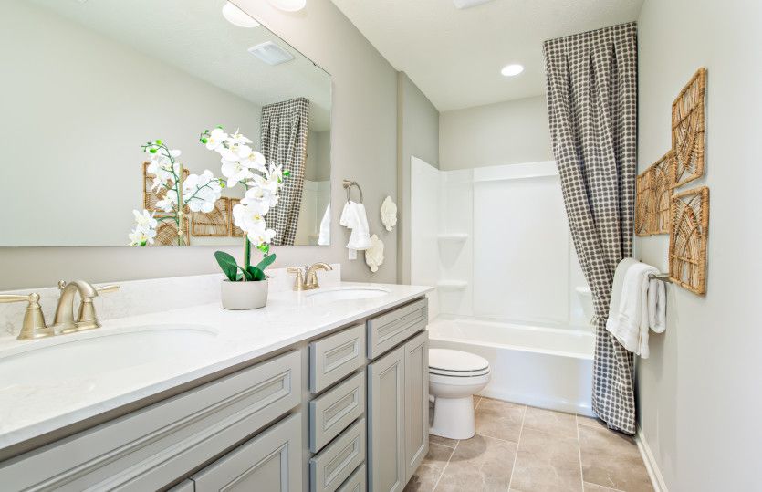 Large Second-Floor Full Bathroom