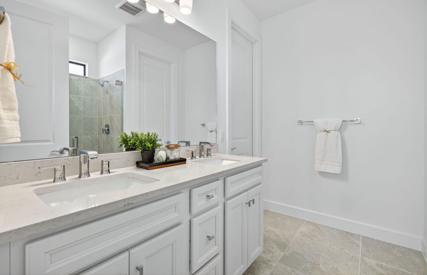 Owner's bathroom with dual-sink vanity