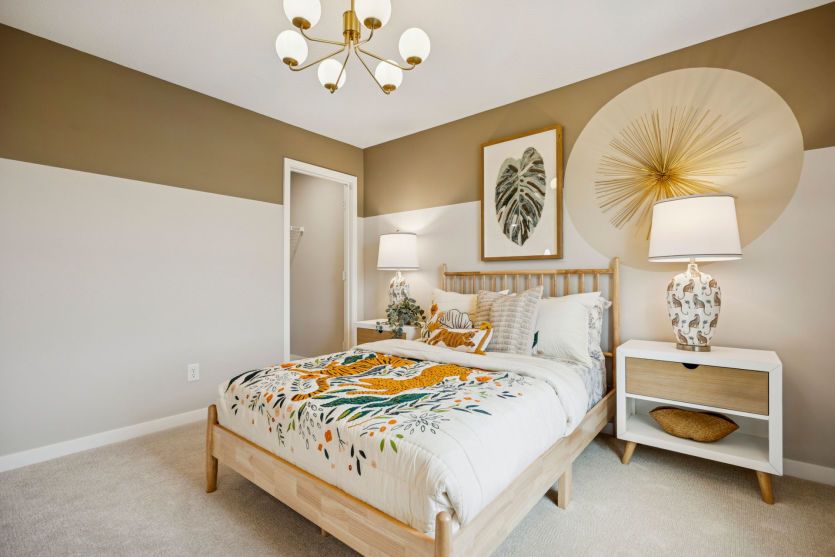 Comfortable secondary bedroom design.