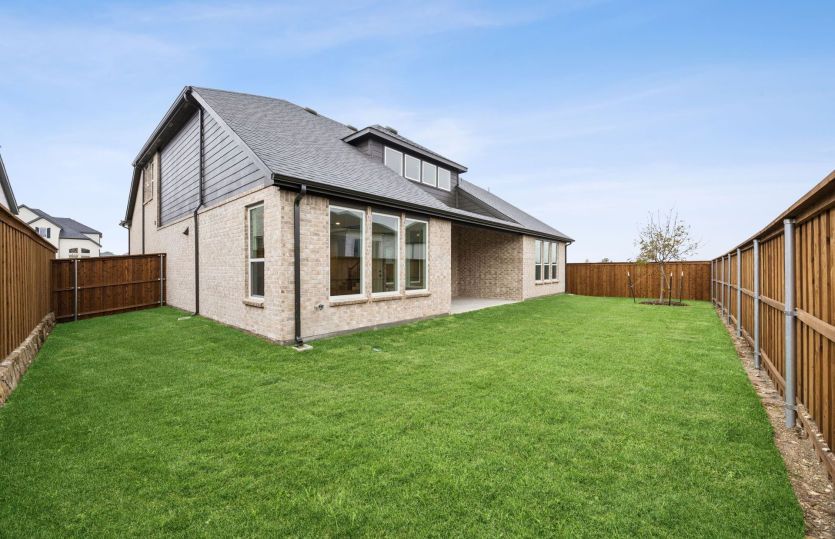 Fenced-in backyard and covered patio *photos may depict options and features that aren't available