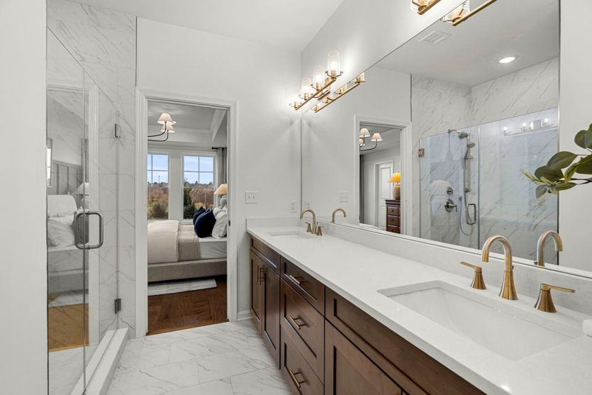 Large Owner's Bath