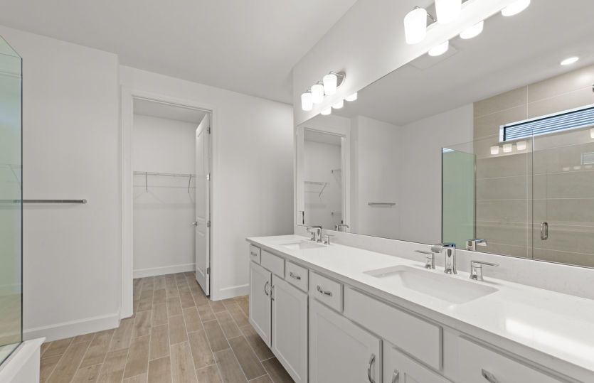 Owner's bathroom with dual-sink vanity