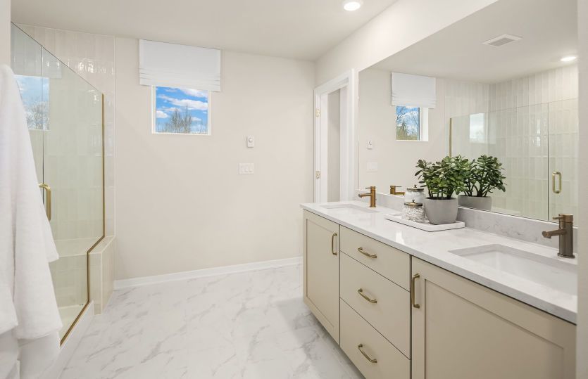 Luxurious owner's bath