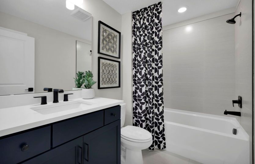 Coral Grand | Secondary Bathroom