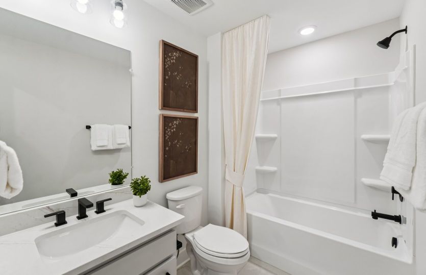 Secondary Bathroom with Shower and Tub