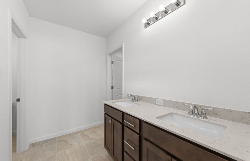 Owner's bathroom with dual-sink vanity