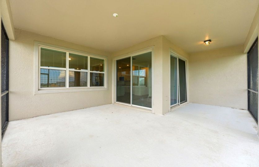 Covered Lanai w/Screen Enclosure