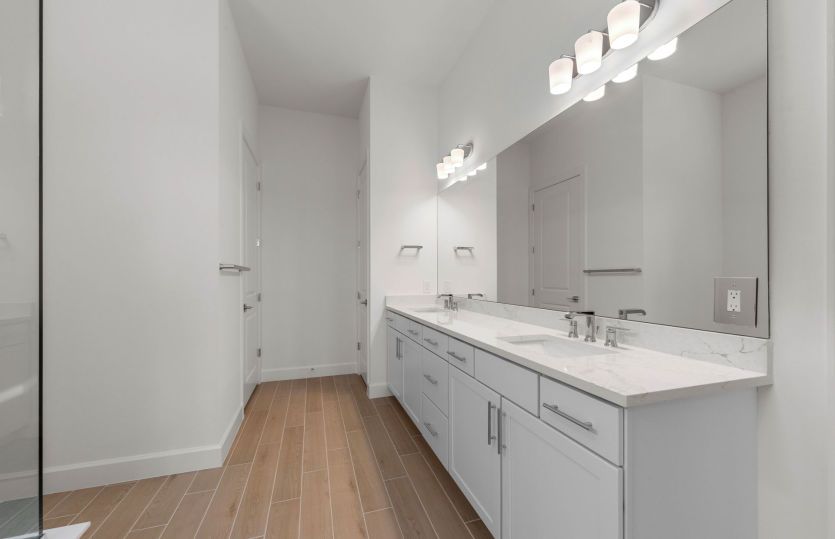 Owner's bathroom with dual-sink vanity
