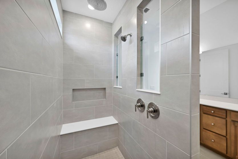 Mahogany | Owner's Bathroom