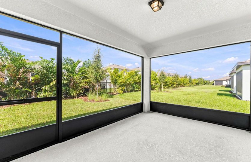Covered Lanai w/Screen Enclosure