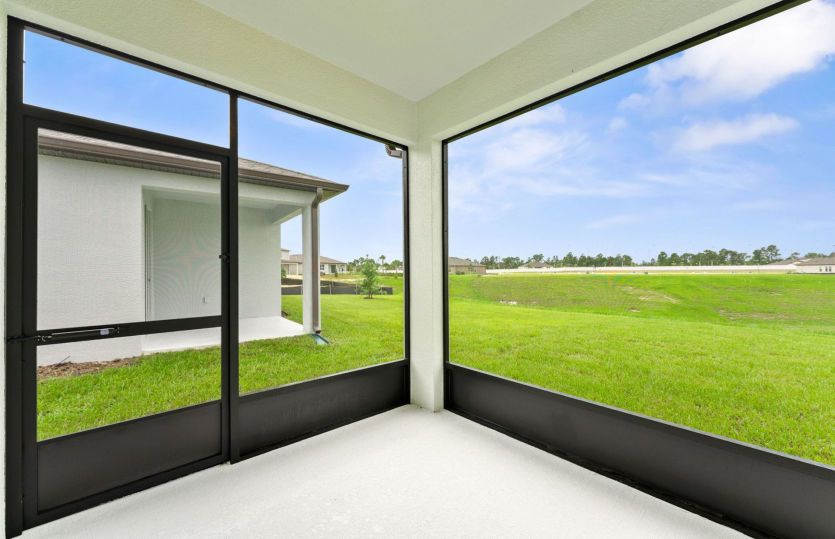 Covered Lanai w/Screen Enclosure