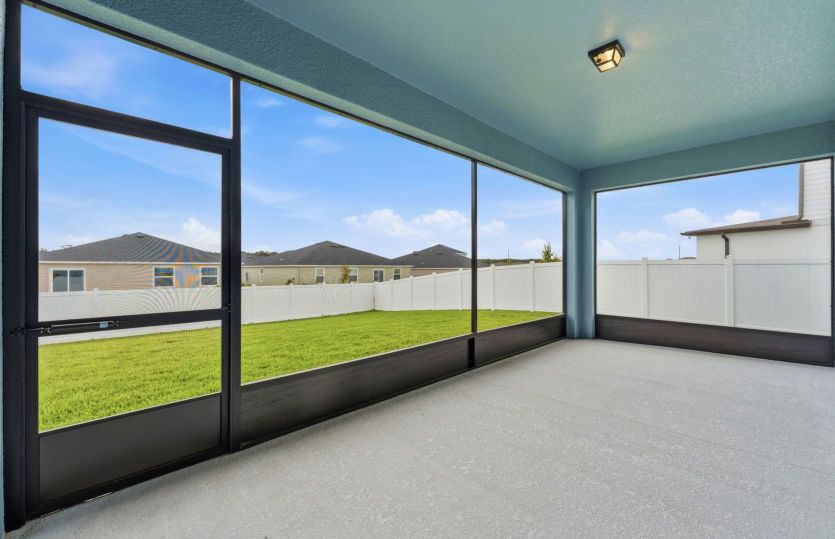 Covered Lanai w/Screen Enclosure