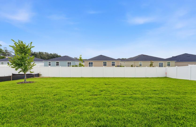 Fenced in yard w/no rear neighbors