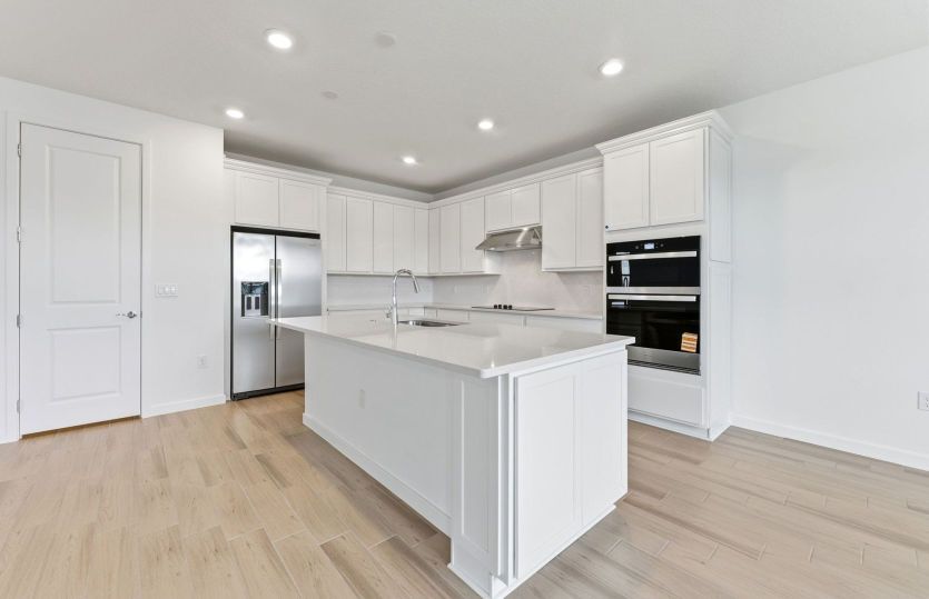 Stylish Kitchen w/Built-in Appliances