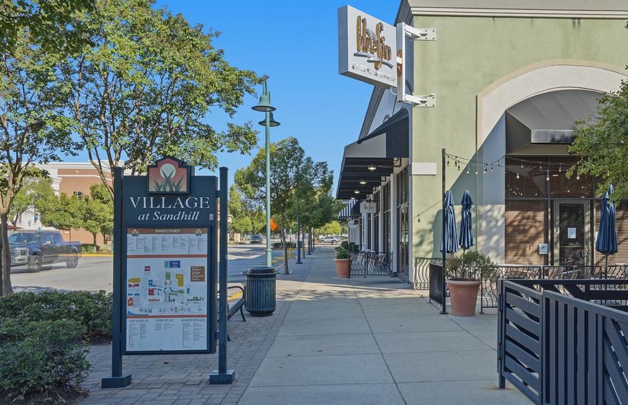 Nearby Shopping and Dinning