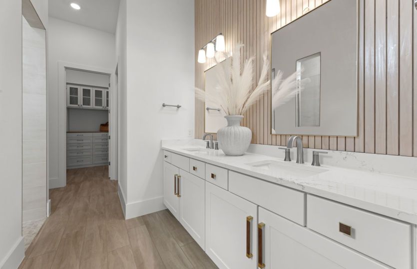 Owner's bathroom with dual-sink vanity