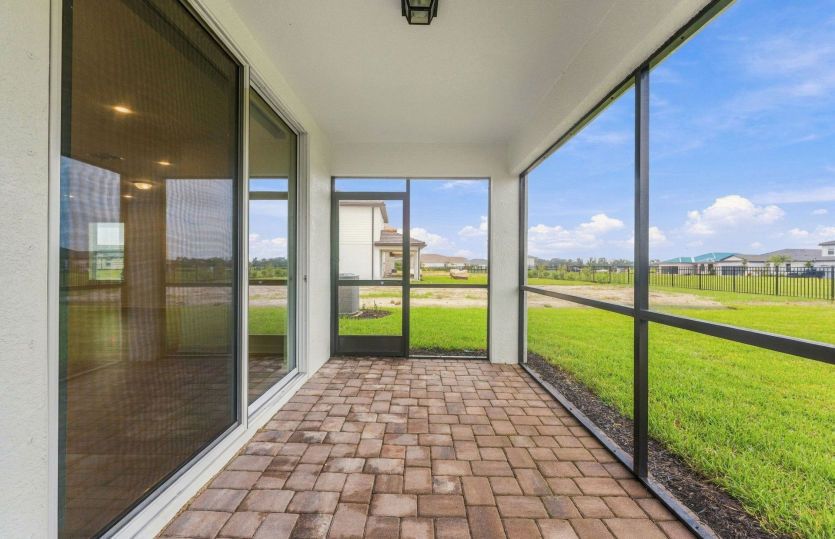 Covered Lanai w/Screen Enclosure