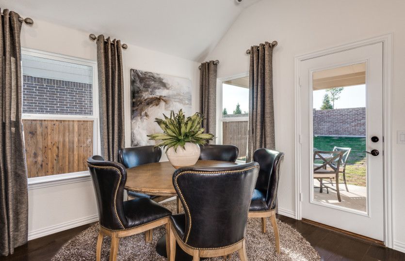 Light and bright nook space, overlooking the covered back patio
