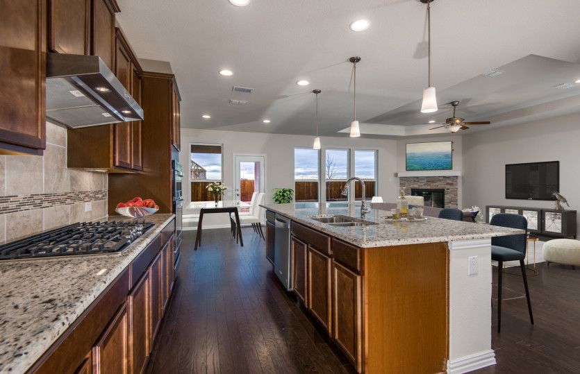 Abundant Cabinet and Island Space