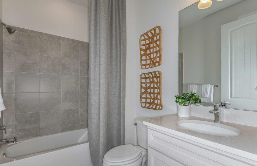 Secondary Bathroom with Bathtub