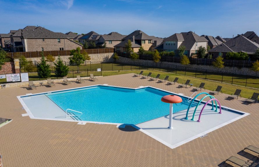 Spacious swimming pool