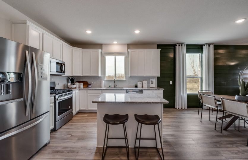 Island kitchen with eat-in bartop