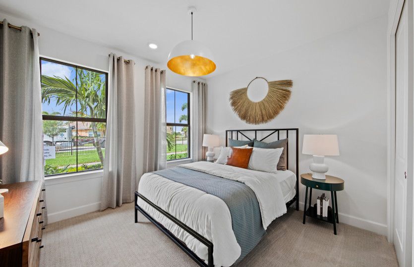 Secondary bedroom with large windows | Model Representation