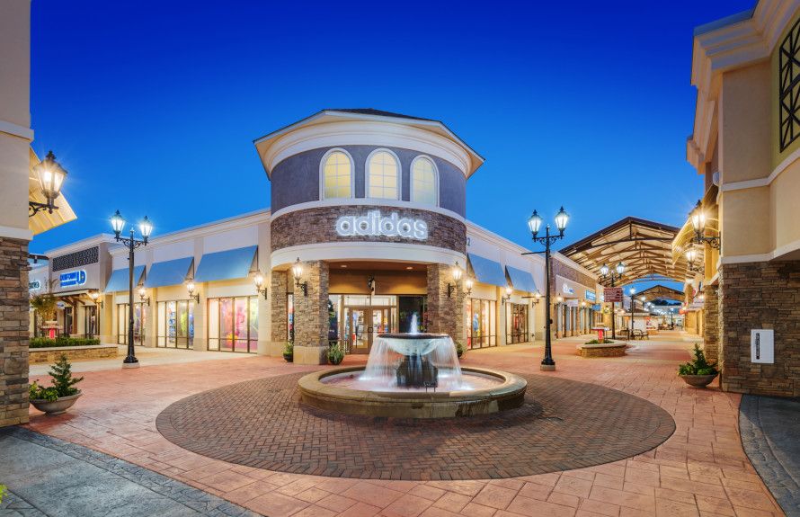 Close to shopping and dining