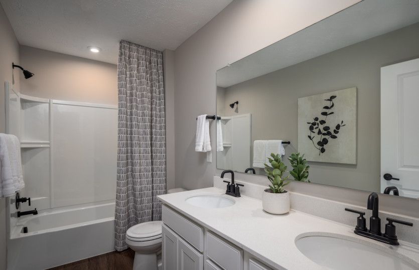 Large Kid's or Guest Bath