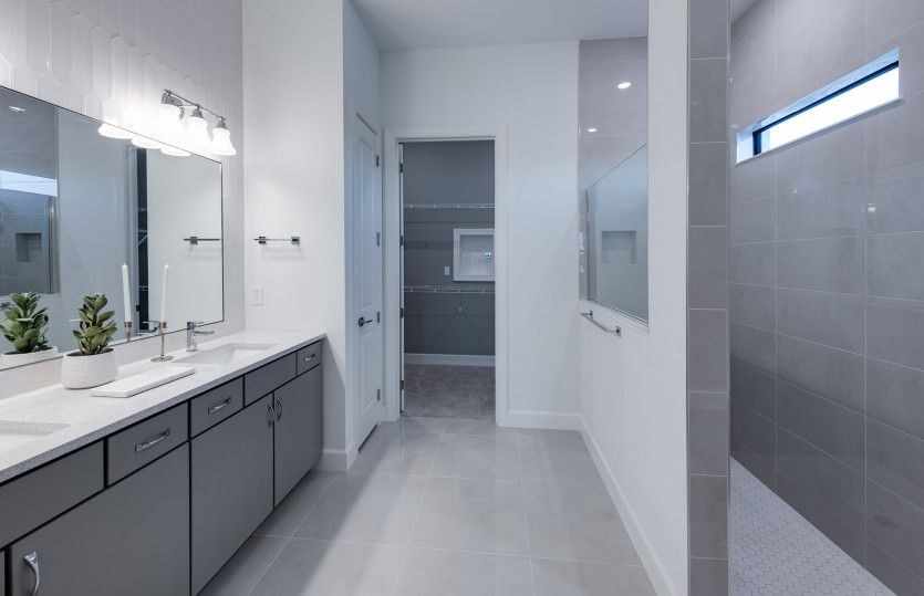 Owner's bathroom with dual-sink vanity