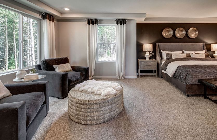 Owner's suite with seating area
