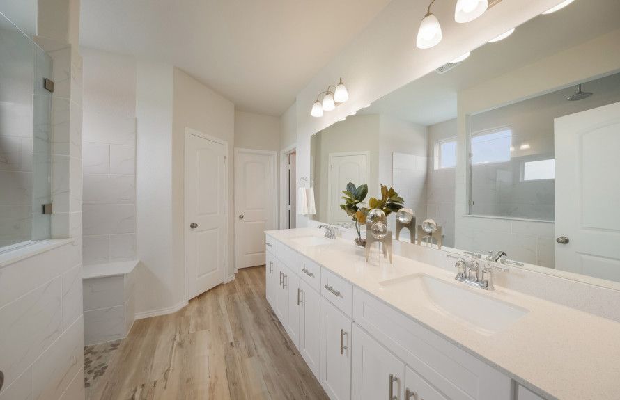 Hamilton Model Primary Bath