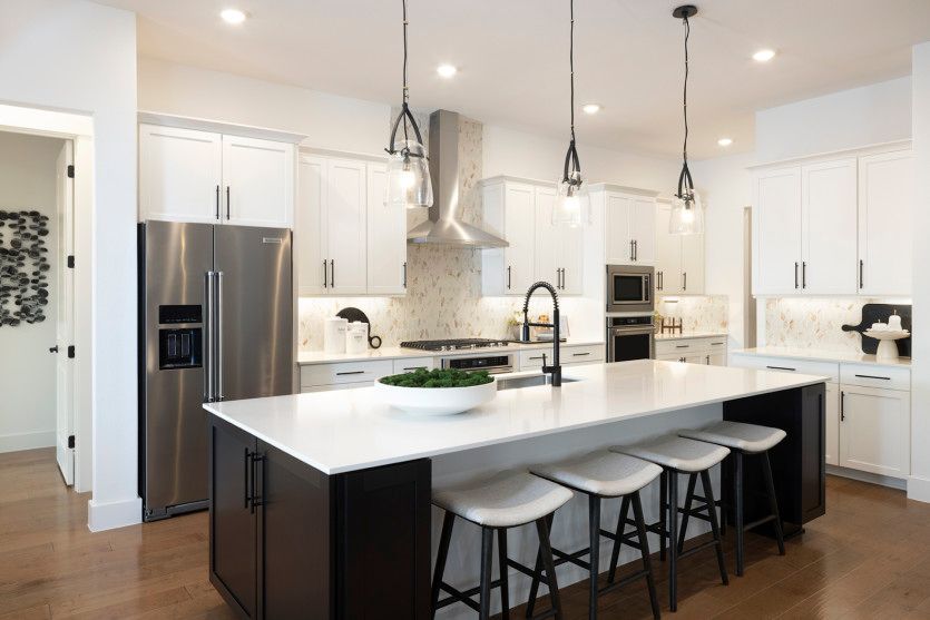 Kitchen with Large Eat-In Kitchen Island